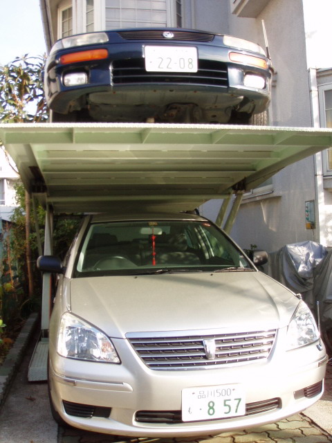 hay un vehiculo cabreao de que le ha tocado nicho bajo.jpg